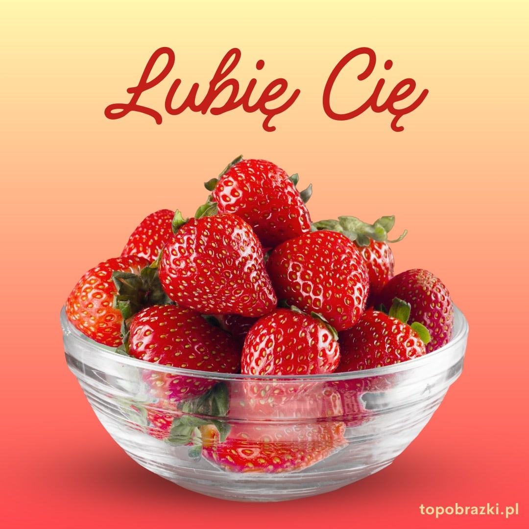Szklana miseczka pełna świeżych truskawek na tle z gradientem i napisem "Lubię Cię".