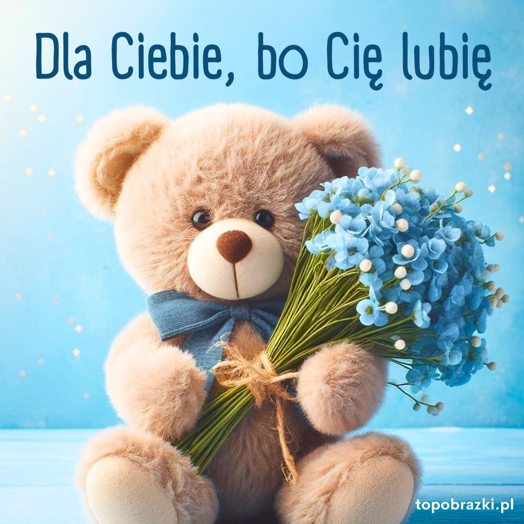 Pluszowy miś trzymający bukiet niebieskich kwiatów na tle w jasnoniebieskim kolorze.