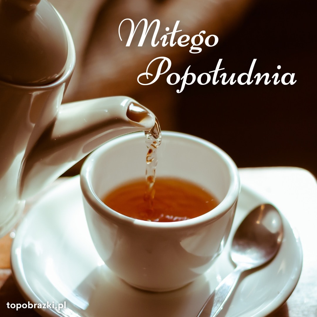 Nalewanie herbaty do filiżanki z napisem 'Miłego popołudnia'. Ciepłe i relaksujące życzenia na popołudnie.