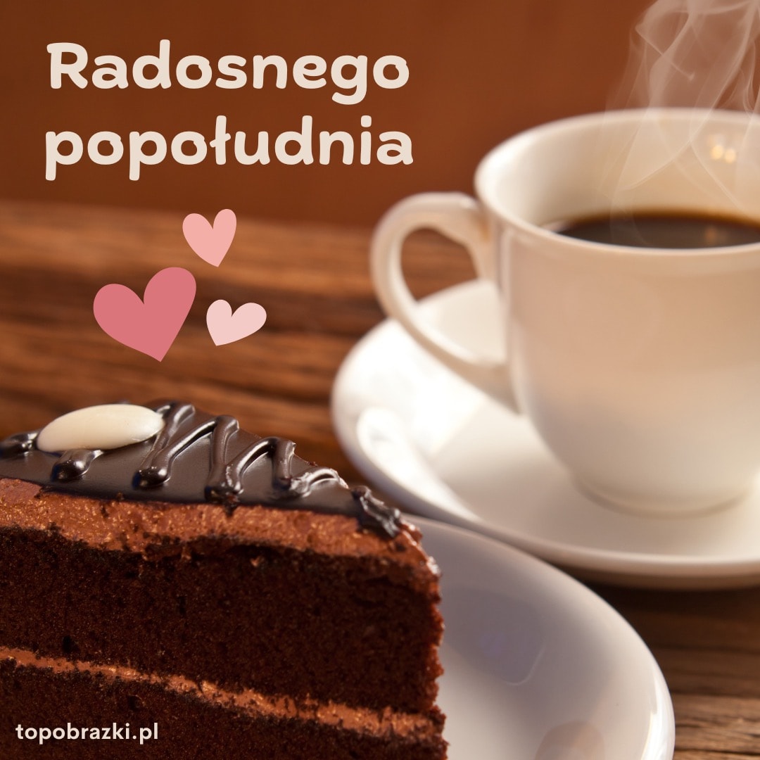 Filiżanka kawy i kawałek czekoladowego ciasta z napisem 'Radosnego popołudnia'. Słodkie życzenia na popołudnie.