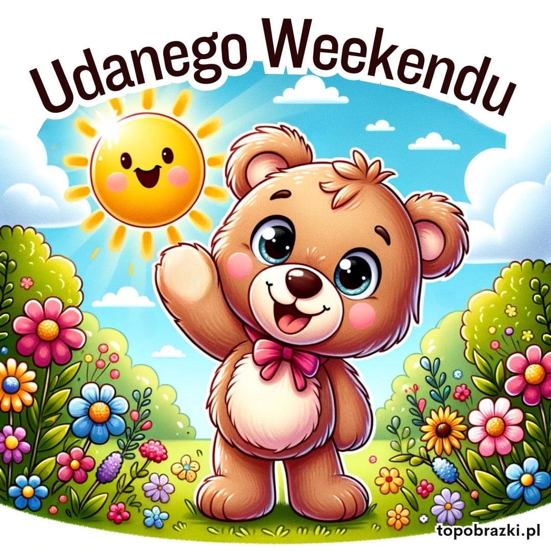 Uśmiechnięty pluszowy miś machający na tle słońca i kwiatów z napisem 'Udanego weekendu'. Urocze życzenia na weekend.