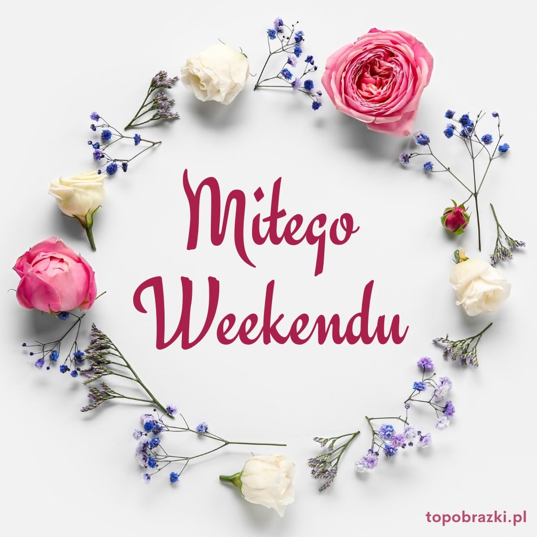 Różowo-fioletowy wianek z kwiatów z napisem „Miłego weekendu” na białym tle