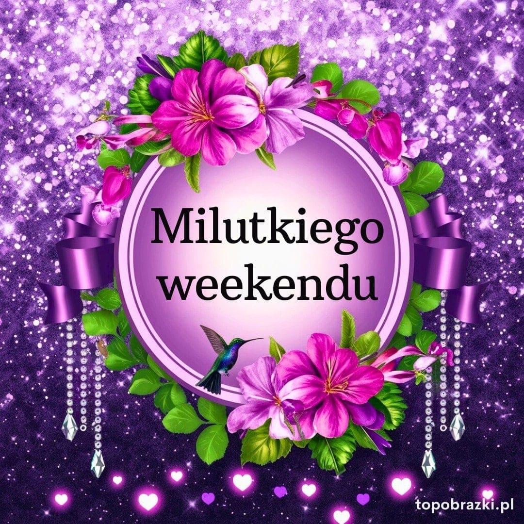 Okrągła ramka z napisem „Milutkiego weekendu” otoczona fioletowymi kwiatami, kokardami i błyszczącym tłem.