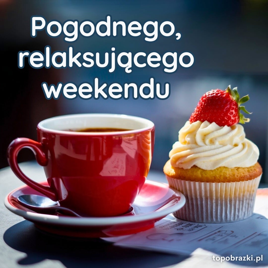 Czerwona filiżanka kawy i babeczka z bitą śmietaną i truskawką, z napisem „Pogodnego, relaksującego weekendu”.