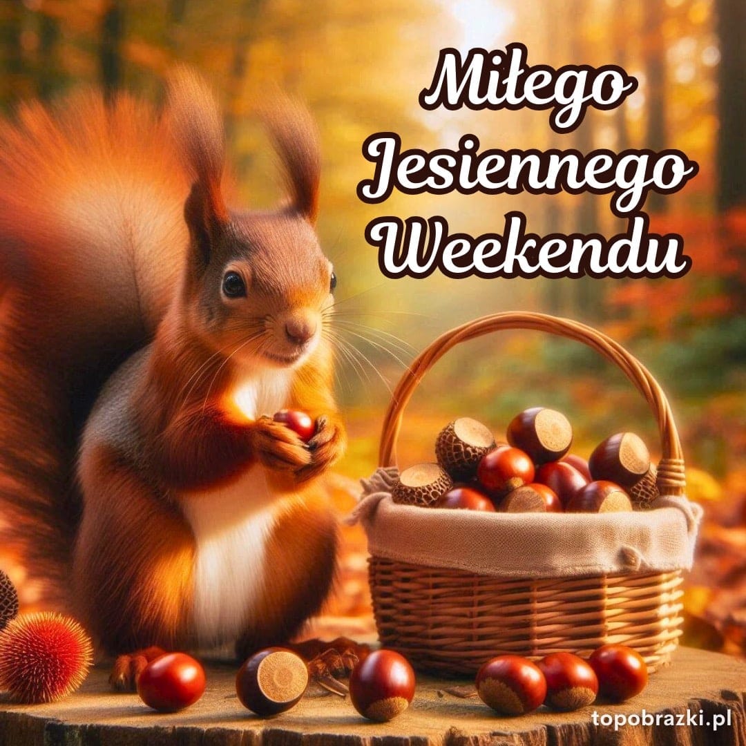 Wiewiórka trzymająca kasztana obok koszyka w jesiennym lesie, z napisem „Miłego Jesiennego Weekendu”.