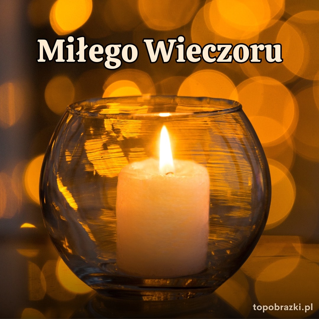 Płonąca świeca w szklanym naczyniu z napisem 'Miłego Wieczoru'. Ciepłe i nastrojowe życzenia na wieczór.