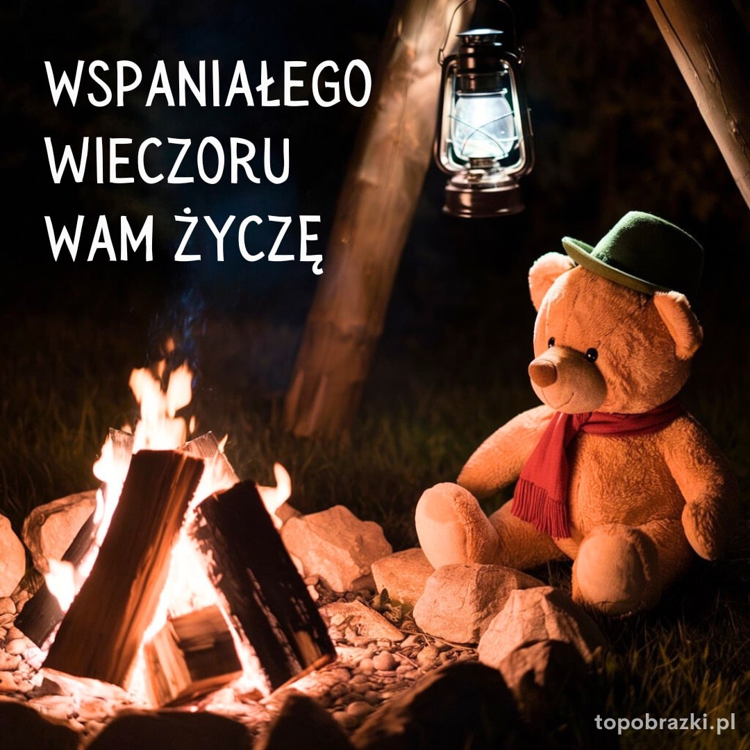 Pluszowy miś w kapeluszu i szaliku siedzi przy ognisku z napisem "Wspaniałego wieczoru wam życzę". Ciepłe życzenia na wieczór.