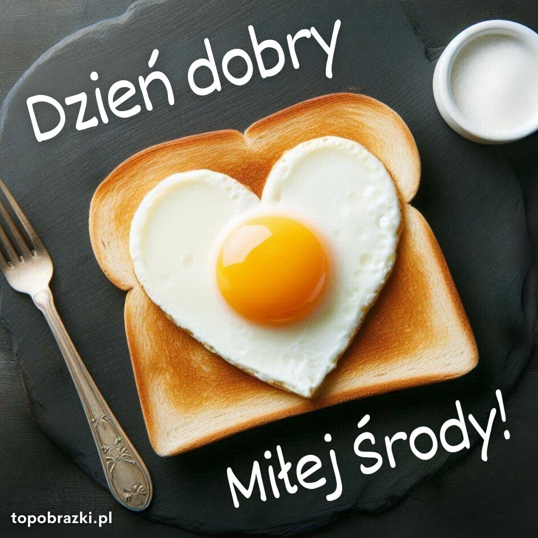 Tost z jajkiem sadzonym w kształcie serca, napis „Dzień dobry – Miłej środy!” na ciemnym tle.