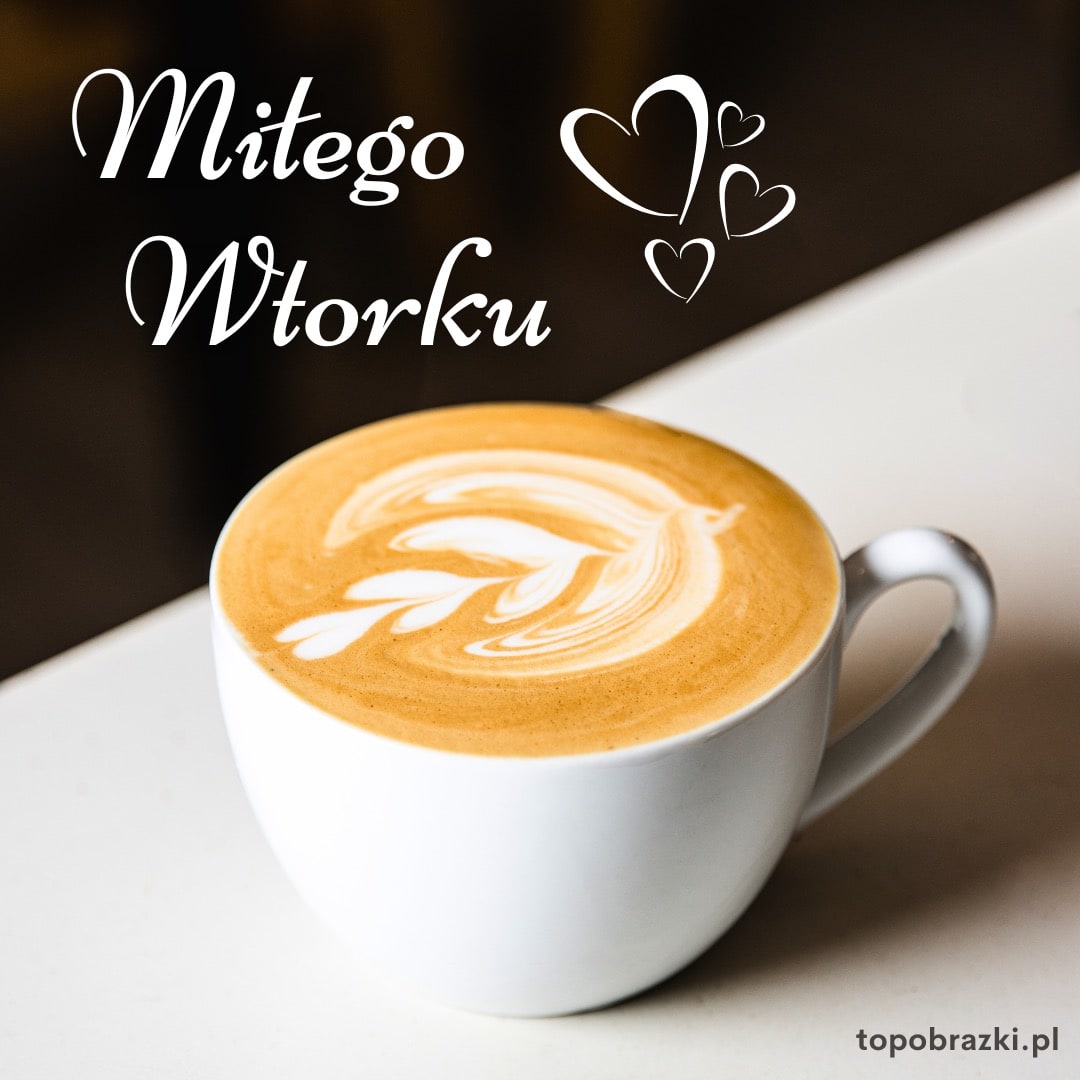 Filiżanka kawy z artystycznym wzorem na mlecznej piance i napisem 'Miłego Wtorku'. Idealne życzenia na dobry początek dnia.